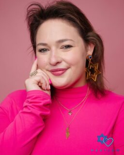 The next featured guest for our SoCal Sababa Summer Mansion Pool Party is the wonderful, @warningitsdia! 🥳

“I’m 30 years old from Chicago, but I now call LA home. I’m an event planner and creative director. I am a creative raging extrovert. I’ve been called “exuberance personified.” I love learning, and am extremely health conscious. I love hosting 25 person Shabbat meals in my 1 bedroom apartment (there’s always room for one more), singing, and coming up with an idea and doing whatever it takes to make it come to life - from video editing to painting and everything in between. I have a love for life, and a big smile on my face, with a can do attitude bringing my creative ideas to life. And I’m known for loving the color hot pink.”

Get your ticket with the LINK IN BIO! 

Upcoming Summer Kickoff Events! 👇🏼

Sunday, May 24: SoCal Sababa Summer Mansion Pool Party in Long Beach, CA, with 2 pools (1 indoor), 3 jacuzzis, open bar, all you can eat kosher pizza buffet, jungle gym, basketball court, volleyball court, ping pong, special guest DJs, and much more! 🔥

Sunday, June 7: North American Virtual Speed Dating open to all ages 23+ for residents in the USA, Canada, and Mexico 💙